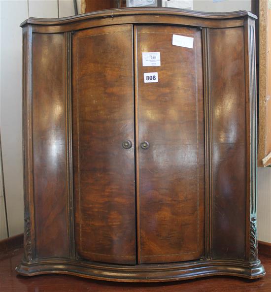Small mahogany corner cupboard(-)